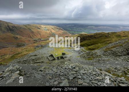 Überreste der Schiefersteinbrüche im Saddlestone-Steinbruch an der Nordostflanke des Old man of Coniston mit dem Coppermine Valley unten im Lake District National Park, Cumbria, England. Stockfoto