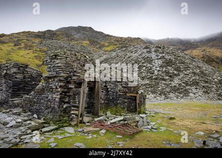 Überreste der Schiefersteinbrüche im Saddlestone-Steinbruch an der Nordostflanke des Old man of Coniston im Lake District National Park, Cumbria, England. Stockfoto