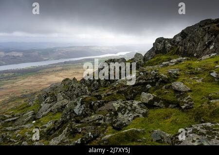 Coniston Wasser vom alten Mann von Coniston im Spätswinter im Lake District National Park, Cumbria, England. Stockfoto