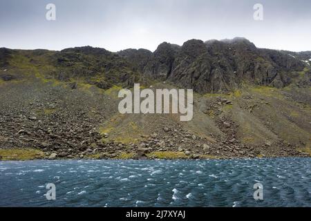 Der Ziege Wasser unter Dow Crag an der Westflanke des alten Mannes von Coniston im Nationalpark Lake District, Cumbria, England. Stockfoto