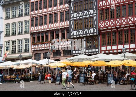 Sitzplätze im Freien in Restaurants am Römerberg, einem historischen Marktplatz, Frankfurt, Deutschland Stockfoto