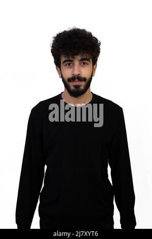 Lockig behaarte junge Rüde in schwarzem Pullover. Isoliert auf weißem Hintergrund Stockfoto