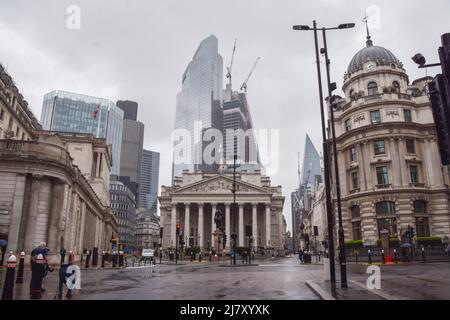 London, Großbritannien. 11. Mai 2022. Die Royal Exchange und die Bank of England in der City of London, dem Finanzdistrikt der Hauptstadt, an einem regnerischen Tag. Kredit: Vuk Valcic/Alamy Live Nachrichten Stockfoto