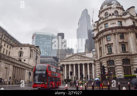 London, Großbritannien. 11. Mai 2022. Die Royal Exchange und die Bank of England in der City of London, dem Finanzdistrikt der Hauptstadt, an einem regnerischen Tag. Kredit: Vuk Valcic/Alamy Live Nachrichten Stockfoto