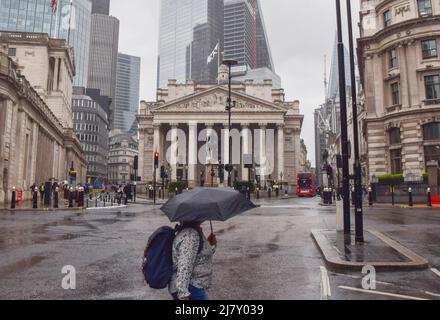 London, Großbritannien. 11. Mai 2022. Die Royal Exchange und die Bank of England in der City of London, dem Finanzdistrikt der Hauptstadt, an einem regnerischen Tag. Kredit: Vuk Valcic/Alamy Live Nachrichten Stockfoto