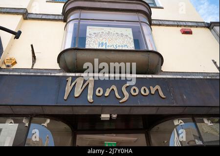 Kilkenny, Irland - 20. April 2022: Monsun-Laden in Kilkenny, Irland. Stockfoto