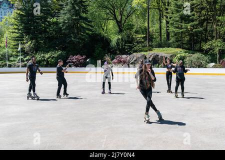 New York, USA. 10.. Mai 2022. Mitglieder der DiscOasis treten am 10. Mai 2022 bei einer Pressekonferenz im Central Park in Wollman Rinkin New York auf. (Foto von Lev Radin/Sipa USA) Quelle: SIPA USA/Alamy Live News Stockfoto