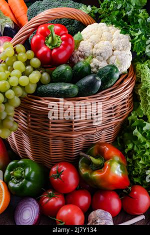 Zusammensetzung mit verschiedenen Bio-Gemüse und Obst. Stockfoto
