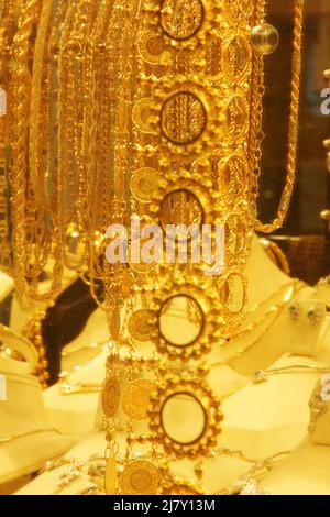 Gold im Fenster des Juweliershopfes Stockfoto