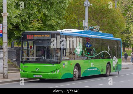 Belgrad, Serbien - 06. Mai 2022: Reiner elektrischer grüner Bus öffentlicher Verkehr im Stadtzentrum. Stockfoto