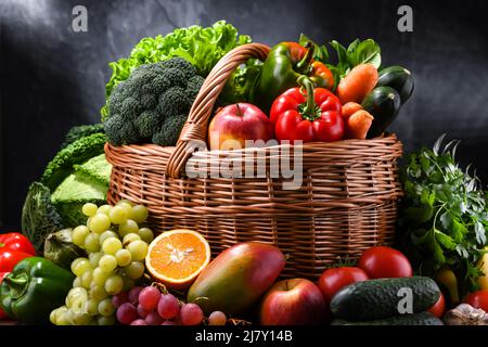 Zusammensetzung mit verschiedenen Bio-Gemüse und Obst. Stockfoto