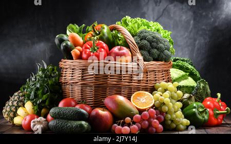 Zusammensetzung mit verschiedenen Bio-Gemüse und Obst. Stockfoto