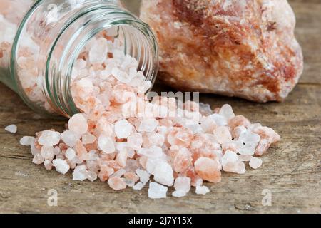 Himalaya-Steinsalz auf Holzbrett Stockfoto