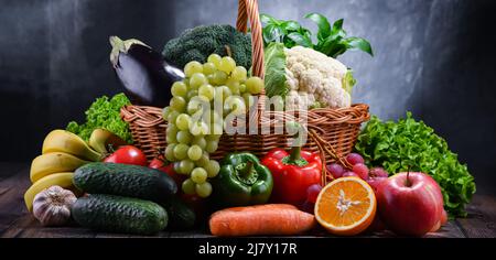 Zusammensetzung mit verschiedenen Bio-Gemüse und Obst. Stockfoto