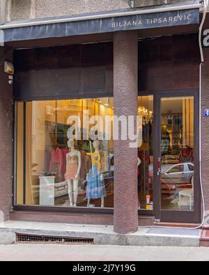 Belgrad, Serbien - 06. Mai 2022: Biljana Tipsarevic Fashion Studio Modern Clothing Store. Stockfoto