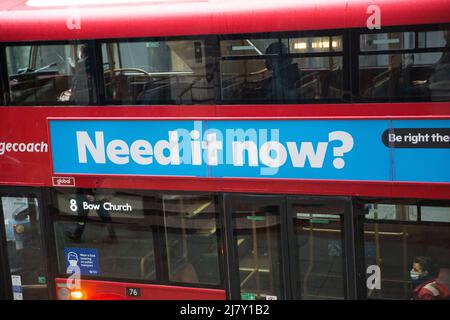 Passagiere, einige tragen eine Maske, andere nicht, werden in einem Doppeldeckerbus in der City of London gesehen. Stockfoto