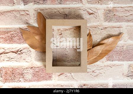 Autumn Flat Lay Komposition. Herbst trockene Blätter auf hölzernem braunen Hintergrund Draufsicht. Schöner Herbsthintergrund, Herbstkonzept. Stockfoto