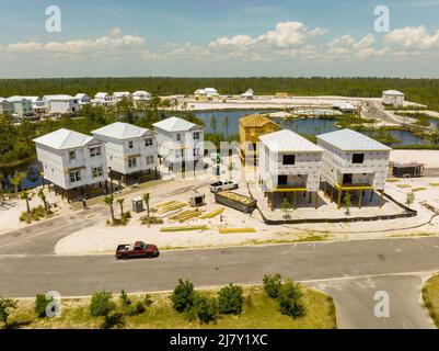 Neue Häuser auf Stelzen werden in Gulf Shores Orange Beach Alabama gebaut Stockfoto