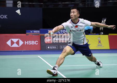 Bangkok, Thailand. 11.. Mai 2022. Lu Guangzu aus China tritt beim Thomas Cup Badmintonturnier in Bangkok, Thailand, am 11. Mai 2022 gegen Viktor Axelsen aus Dänemark bei einem Spiel der Gruppe B an. Quelle: Wang Teng/Xinhua/Alamy Live News Stockfoto