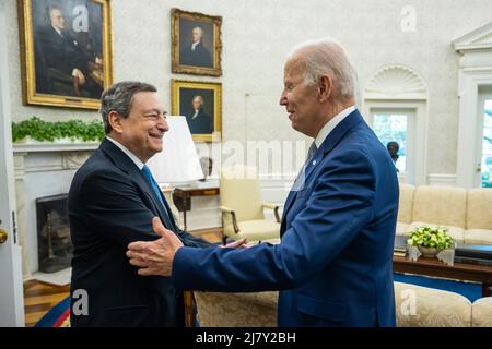 Washington, Vereinigte Staaten Von Amerika. 10.. Mai 2022. Washington, Vereinigte Staaten von Amerika. 10. Mai 2022. US-Präsident Joe Biden begrüßt den italienischen Premierminister Mario Draghi im Oval Office des Weißen Hauses, 10. Mai 2022 in Washington, DC Quelle: Adam Schultz/White House Photo/Alamy Live News Stockfoto