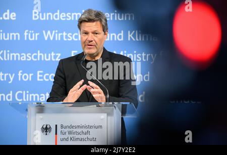 Berlin, Deutschland. 11.. Mai 2022. Robert Habeck (Bündnis 90/die Grünen), Bundesminister für Wirtschaft und Klimaschutz, spricht im Rahmen der Übergabe der Fördermeldung für eine geplante Batteriefabrik in Heide (Schleswig-Holstein) vor dem Bundesministerium für Wirtschaft und Klimaschutz. Das schwedische Unternehmen Northvolt will dort 2025 mit der Herstellung von Batteriezellen beginnen. Es sollen dreitausend neue Arbeitsplätze geschaffen werden. Das Wirtschaftsministerium setzt die Investition auf bis zu 4,5 Milliarden Euro. Quelle: Bernd von Jutrczenka/dpa/Alamy Live News Stockfoto