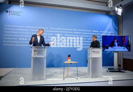 11. Mai 2022, Berlin: Peter Carlsson (l), CEO von Northvolt, spricht mit Robert Habeck (Bündnis 90/die Grünen), Bundesminister für Wirtschaft und Klimaschutz, Und Daniel Günther (CDU), Ministerpräsident von Schleswig-Holstein, im Bundesministerium für Wirtschaft und Klimaschutz bei der Übergabe der Fördermeldung für eine geplante Batteriefabrik in Heide (Schleswig-Holstein). Das schwedische Unternehmen Northvolt will dort 2025 mit der Herstellung von Batteriezellen beginnen. Es sollen dreitausend neue Arbeitsplätze geschaffen werden. Das Wirtschaftsministerium stellt die Investition auf bis zu Stockfoto