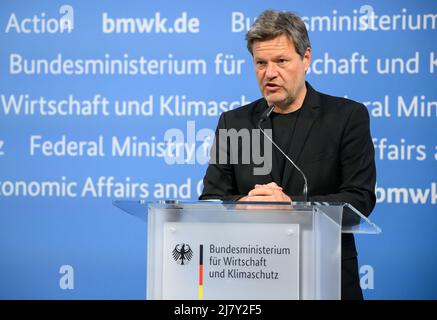 Berlin, Deutschland. 11.. Mai 2022. Robert Habeck (Bündnis 90/die Grünen), Bundesminister für Wirtschaft und Klimaschutz, spricht im Rahmen der Übergabe der Fördermeldung für eine geplante Batteriefabrik in Heide (Schleswig-Holstein) vor dem Bundesministerium für Wirtschaft und Klimaschutz. Das schwedische Unternehmen Northvolt will dort 2025 mit der Herstellung von Batteriezellen beginnen. Es sollen dreitausend neue Arbeitsplätze geschaffen werden. Das Wirtschaftsministerium setzt die Investition auf bis zu 4,5 Milliarden Euro. Quelle: Bernd von Jutrczenka/dpa/Alamy Live News Stockfoto