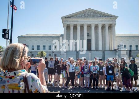 Washington, Vereinigte Staaten Von Amerika. 11.. Mai 2022. Am Mittwoch, den 11. Mai 2022, navigieren Menschen um die Polizeibarrikaden und den Zaun, der den Obersten Gerichtshof der Vereinigten Staaten in Washington, DC umgibt. Der Senat soll heute eine Verfahrensabstimmung über das Frauengesundheitsschutzgesetz von 2022 anberaumt haben. Quelle: Rod Lampey/CNP/Sipa USA Quelle: SIPA USA/Alamy Live News Stockfoto