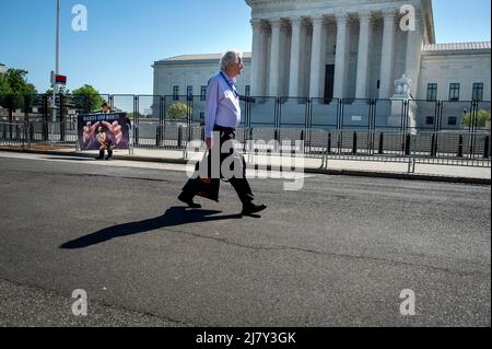 Washington, Vereinigte Staaten Von Amerika. 11.. Mai 2022. Am Mittwoch, den 11. Mai 2022, navigieren Menschen um die Polizeibarrikaden und den Zaun, der den Obersten Gerichtshof der Vereinigten Staaten in Washington, DC umgibt. Der Senat soll heute eine Verfahrensabstimmung über das Frauengesundheitsschutzgesetz von 2022 anberaumt haben. Quelle: Rod Lampey/CNP/Sipa USA Quelle: SIPA USA/Alamy Live News Stockfoto