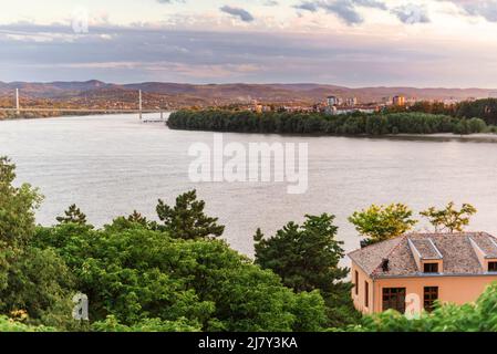 Sonnenuntergang von der Festung Petrovaradin an der Donau Stockfoto