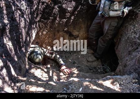 Nowoivaniwka, Ukraine. 07.. Mai 2022. Ukrainische Soldaten in Schützengräben gesehen, 5 km von der Front entfernt. Nowoivaniwkais ist ein Dorf östlich der Stadt Zaporizhia in der Region Dnipro.die Region Dnipro ist seit Beginn der Schlacht ein Schwerpunkt der russischen Angriffe und dient als Tor zur inneren Ukraine. Russland marschierte am 24. Februar 2022 in die Ukraine ein und löste damit den größten militärischen Angriff in Europa seit dem Zweiten Weltkrieg aus (Foto von Rick Mave/SOPA Images/Sipa USA) Quelle: SIPA USA/Alamy Live News Stockfoto