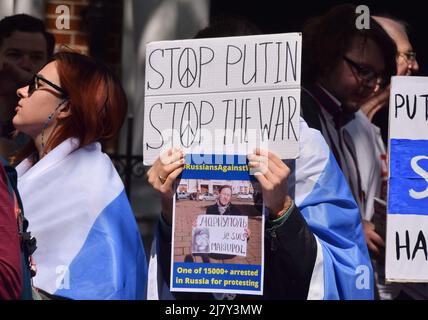 London, Großbritannien. 30.. April 2022. Die ukrainische Solidaritätskampagne und die Russen gegen den Krieg veranstalteten vor der russischen Botschaft in London einen Protest, der ein Ende des Krieges und die Freilassung politischer Gefangener forderte. Stockfoto