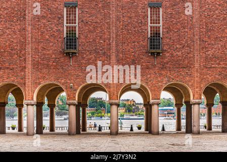 Breiter romantischer Bogeneingang auf breiter venezianischer Kolonnade oder Arkade mit Bögen in Abfolge. Feine Jugendstil-Architektur auf einem großen Platz. Stockholm Stockfoto