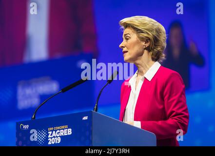 Zagreb, Kroatien. 20.. November 2019. Ursula von der Leyen, die erste weibliche Präsidentin der Europäischen Kommission, die während des EVP-Kongresses in Zagreb gesehen wurde. Ursula Gertrud von der Leyen ist eine deutsche und EU-Politikerin, die seit dem 1. Dezember 2019 Präsidentin der Europäischen Kommission ist. Von 2005 bis 2019 war sie in der deutschen Bundesregierung tätig und bekleidete nacheinander Positionen im Kabinett von Angela Merkel, zuletzt als Verteidigungsministerin. Von der Leyen ist Mitglied der Mitte-Rechts-Christlich-Demokratischen Union (CDU) und ihres EU-Pendants, der Europäischen Volkspartei (Foto: © M Stockfoto