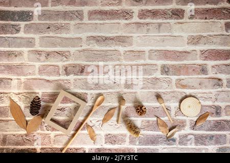 Autumn Flat Lay Komposition. Herbst trockene Blätter auf hölzernem braunen Hintergrund Draufsicht. Schöner Herbsthintergrund, Herbstkonzept. Stockfoto