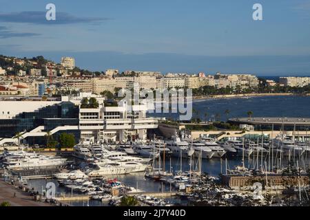 Cannes, Frankreich, 2019. Panoramablick auf den alten Hafen, den Strand und La Croisette. Quelle: Vuk Valcic / Alamy Stockfoto