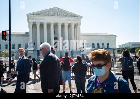 Am Mittwoch, den 11. Mai 2022, navigieren Menschen um die Polizeibarrikaden und den Zaun, der den Obersten Gerichtshof der Vereinigten Staaten in Washington, DC umgibt. Der Senat soll heute eine Verfahrensabstimmung über das Frauengesundheitsschutzgesetz von 2022 anberaumt haben. Kredit: Rod Lampey / CNP/Sipa USA Stockfoto