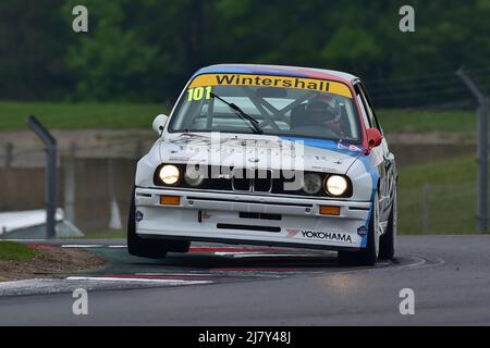 Auf zwei Rädern, Mark Smith, Arran Molton-Smith, BMW E30 M3, Ein einstündiges Rennen mit der Option eines zweiten Fahrers in kultigen Limousinen und Tourenwagen-Rennfahrer Stockfoto