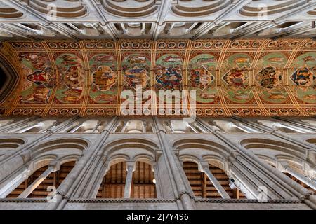 Die Decke des Kirchenschiffs der Ely-Kathedrale mit Henry Styleman Le Strange & Thomas Gambier Parrys Gemälden von Szenen aus dem Alten und Neuen Testament Stockfoto