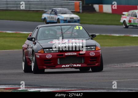 Simon Garrad, Nissan Skyline R32, Ein einstündiges Rennen mit der Option eines zweiten Fahrers in kultigen Limousinen und Tourenwagen-Rennern, die ab dem 1 antraten Stockfoto