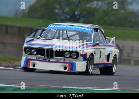 Daniel Reinhardt, Dominique Reinhardt, BMW 3 Liter CSL, Ein einstündiges Rennen mit der Option eines zweiten Fahrers in kultigen Limousinen und Tourenwagen-Rennern Stockfoto