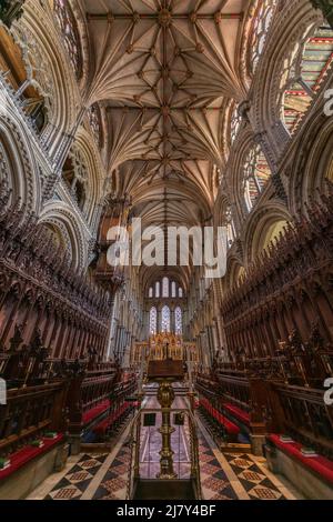 Ein Blick durch den Chorgang der Ely-Kathedrale auf das Presbyterium und den Hochaltar. Stockfoto