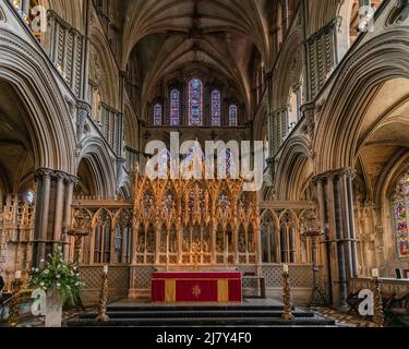 Hugh of Northwold's reich verzierten englischen gotischen Presbyterium der Ely Cathedral mit George Gilbert Scotts üppig verzierten Alabaster-Reredos Stockfoto