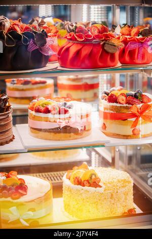 Leckere Auswahl Backwaren in der Bäckerei. Verschiedene Arten Von Süßen Kuchen In Konditorei Glas Display. Gute Auswahl an Süßwaren Stockfoto