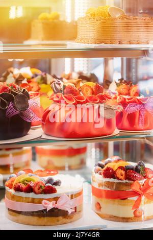 Leckere Auswahl Backwaren in der Bäckerei. Verschiedene Arten Von Süßen Kuchen In Konditorei Glas Display. Gute Auswahl an Süßwaren Stockfoto