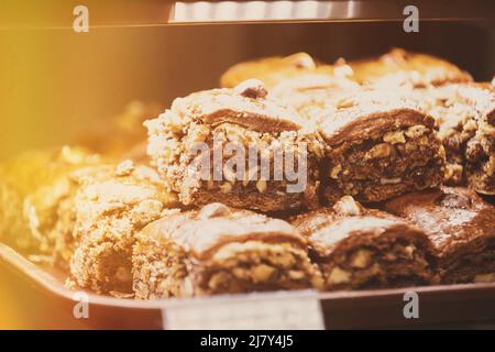 Schokoladenkekse. Sortiment Backgebäck in der Bäckerei. Verschiedene Arten Von Süßen Kuchen In Konditorei Glas Display. Gute Auswahl Stockfoto