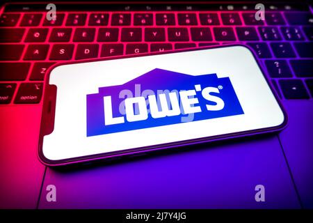 China. 08.. Mai 2022. In dieser Abbildung wird das Logo eines Lowe auf dem Bildschirm eines Smartphones angezeigt. (Foto von Sheldon Cooper/SOPA Images/Sipa USA) Quelle: SIPA USA/Alamy Live News Stockfoto