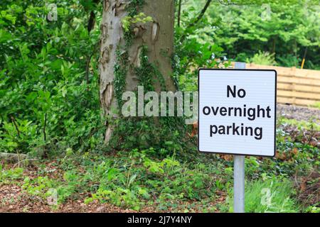 Schild mit Hinweis auf kein Parken über Nacht Stockfoto