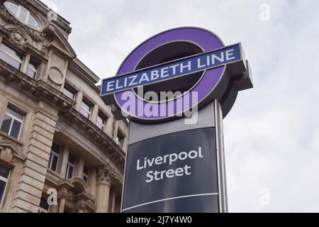 Schild mit der Elizabeth Line an der Liverpool Street Station. London, Großbritannien 4.. Mai 2022. Stockfoto