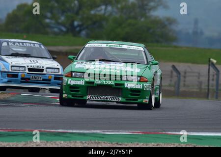 Jonathan Bailey, Andy Middlehurst, Nissan Skyline R32, Ein einstündiges Rennen mit der Option eines zweiten Fahrers in kultigen Limousinen und Tourenwagen-Rennläufern Stockfoto